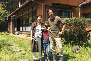 近藤愛さん、剛志さん、大和くんファミリー。自宅前にて