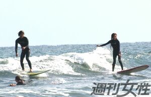 '08年10月、サーフィンを楽しむ木村夫婦