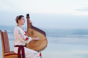 バンドゥーラの演奏会ではウクライナの民族衣装で歌も披露する