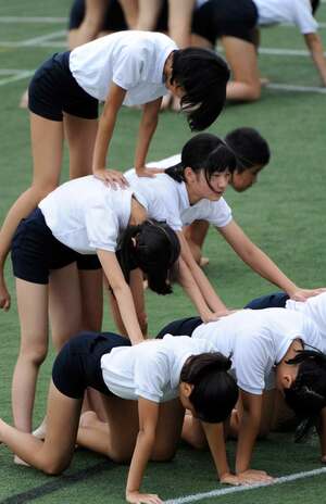 学習院初等科6年(’13年)組体操