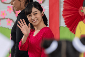 11月6日、リマ市内のろう学校ではスペイン語の手話を披露された佳子さま(写真提供:アフロ)