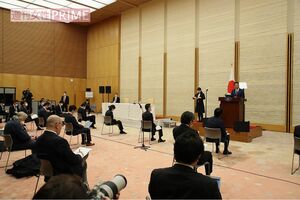 感染防止のため、首相会見では記者も十分な距離