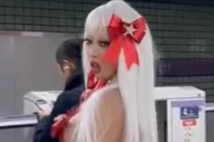 表参道駅ホームと思われる場所に立つサニバニ（本人のXより）