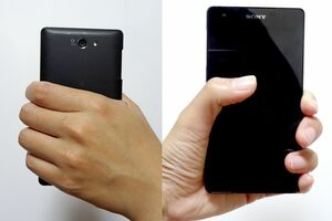 スマホの左右をつかんだ持ち方。顔、のど、脇腹、股間へのアタック向き