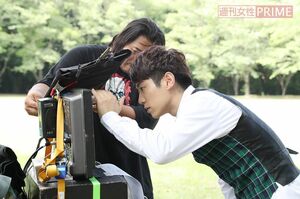 真剣な表情でモニターチェック。「あんまり見たくないなぁ」とおそるおそるモニターをのぞくも「うわ～!スゴイ、スゴイ!」とテンション↑　撮影／齋藤周造