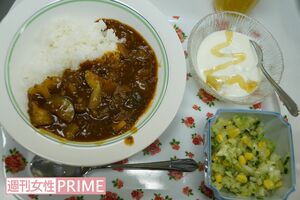 ハヤシライス、サラダ、ヨーグルトの手作りメニューが並ぶ。