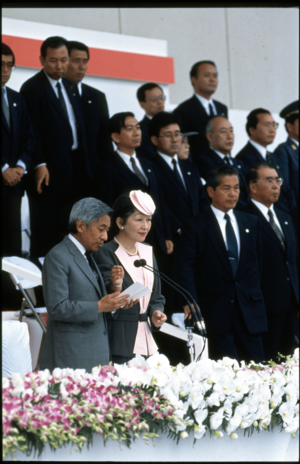 男が発煙筒を投げた際、とっさに陛下を庇われた美智子さま