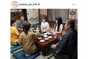 『おむすび』では2人の娘を育てる父親を演じる北村有起哉（番組公式インスタグラムより）