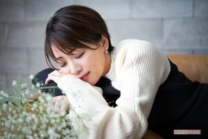 礼真琴　撮影／廣瀬靖士　ヘアメイク／赤松絵利（ESPER）　スタリイスト／細見佳代（ZENcreative）　衣装協力／VENDOMEAOYAMA（ヴァンドーム青山）、kengoKuma+MA,YU（ケンゴクマプラスマユ/ヴァンドームヤマダ）　撮影協力／PROPSNOW