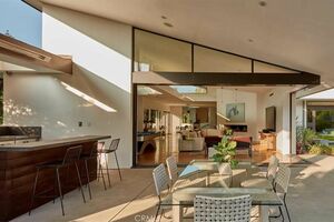 屋外にもリビングスペースが（米・不動産チェーン『Redfin』ホームページより）