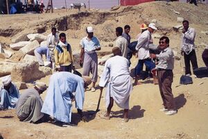 アブ・シール南丘陵発掘作業中