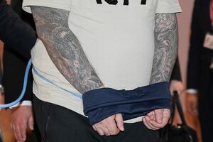 小島容疑者の両腕にはびっしりと刺青が