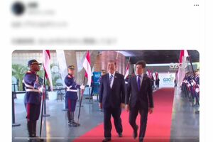 ネクタイが曲がっている石破茂首相