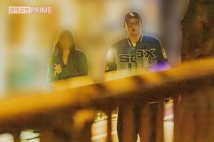 2024年11月中旬の平日夜、AAA・宇野実彩子似の女性と歩く尾上松也