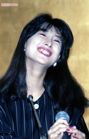 新曲発表会で笑顔を見せる河合奈保子