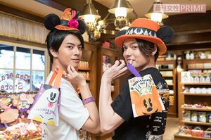 「今日のテーマカラー（オレンジ）にぴったり」（崎山）、「じゃあ僕は紫で」（中尾）撮影／廣瀬靖士(c)Disney