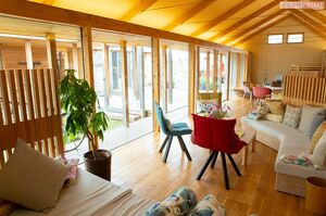 ドアを開け1歩入ると、木のぬくもりと開放感のある空間に癒される　撮影／伊藤和幸