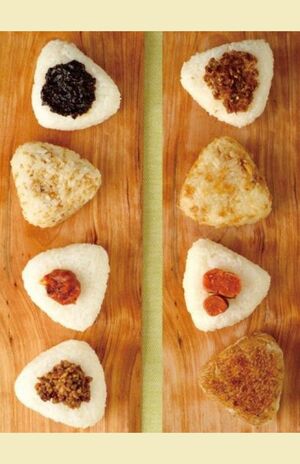 安部氏が開発した「魔法の調味料」さえあれば簡単に作れる「おにぎり」。左上から「甘みそ」「味ごま」「ねり梅」「豚みそ」、右上から「おかか昆布」「きざみいなり」「たらこのたたき」「焼きおにぎり」(撮影:佳川奈央)