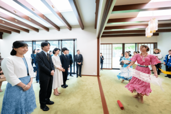 来日した日系パラグアイ人の高校生たちと面会し、ダンスをご覧になる秋篠宮ご一家（2023年7月19日）写真／宮内庁提供