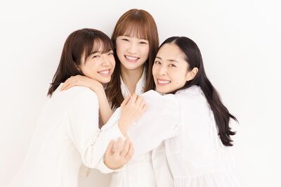 （左から）上白石萌音、川栄李奈、深津絵里。『カムカム』は３人のヒロインが時代を超えバトンをつなぐ物語だ