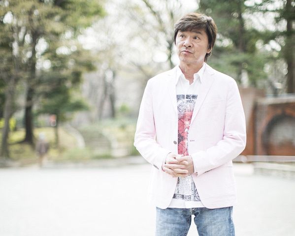 本誌取材の日もピンクのジャケットをダンディーに着こなしていた。撮影／廣瀬靖士