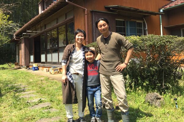 近藤愛さん、剛志さん、大和くんファミリー。自宅前にて