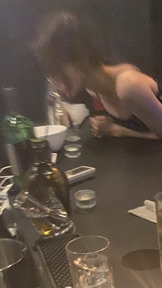 8月中旬、渋谷の隠れ家バーでラーメンを頬張る小倉ゆうか