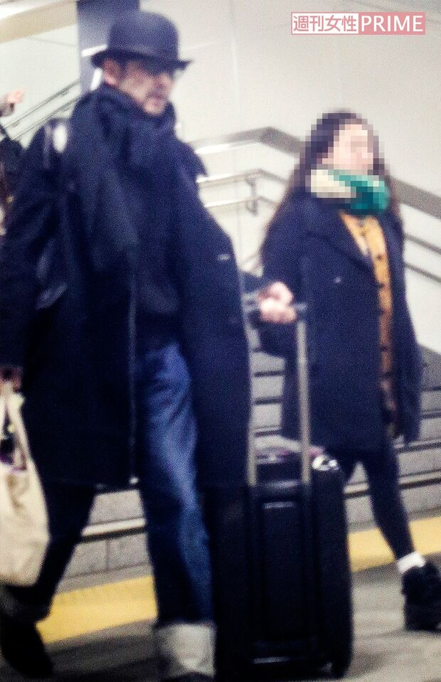 1月4日、帰省先から到着し東京駅を歩く吹越と娘