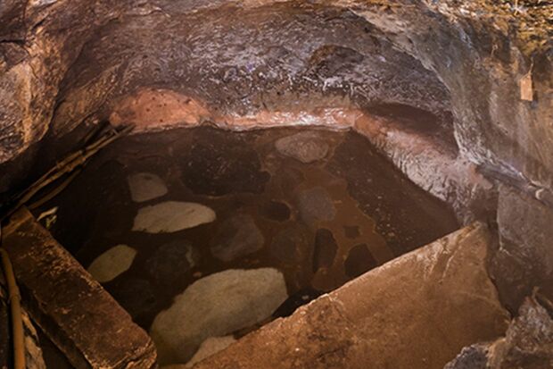 先代のオーナーが掘削した女性専用洞窟風呂。こちらも生まれたての湯が湧き出す。低温の単純泉で、神経痛、筋肉痛、関節痛などにも効果が期待