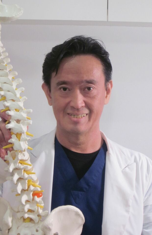 さかいクリニックグループ代表酒井慎太郎先生●ひざ・首・肩の痛みやスポーツ障害疾患の治療を得意とする。プロスポーツ選手や俳優などの著名人の治療も行い、メディアでも活躍。『痛みの元凶を自分で治すひざ痛ほぐし1分ストレッチ』（徳間書店）など著書多数。