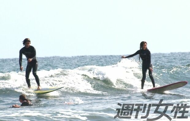 '08年10月、サーフィンを楽しむ木村夫婦