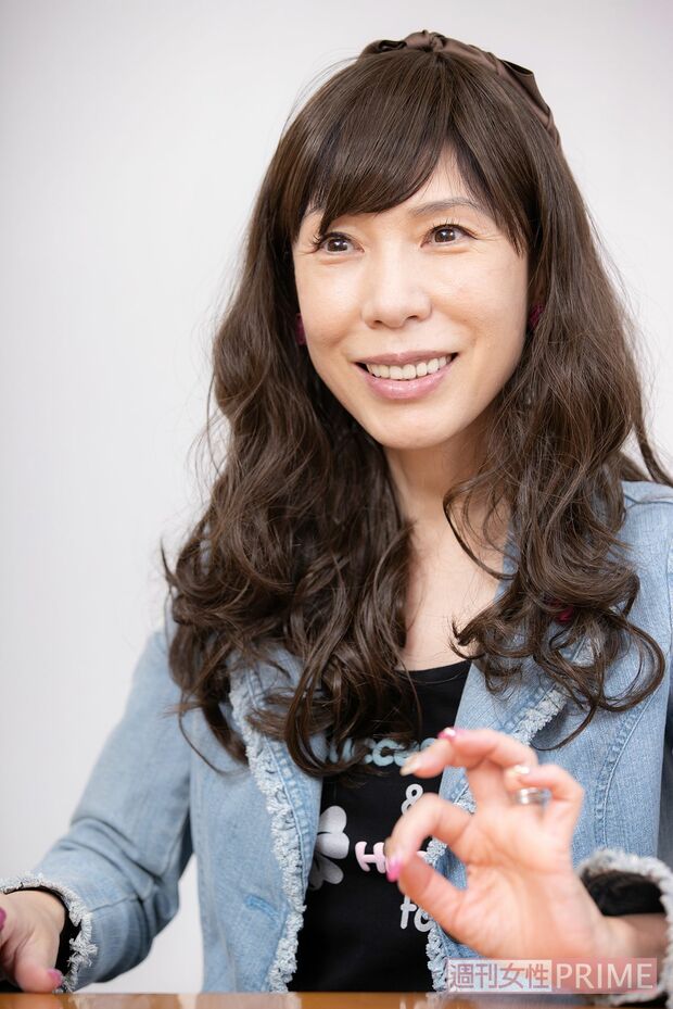 「幼いころは暗い子でした。小学3年生のときに学級委員の書記になったことをきっかけに人前で話をするようになり、だんだん変わってきた。自分を認めてもらえた気がして自信を持ったのかもしれません」とひろ子さん　撮影／齋藤周造