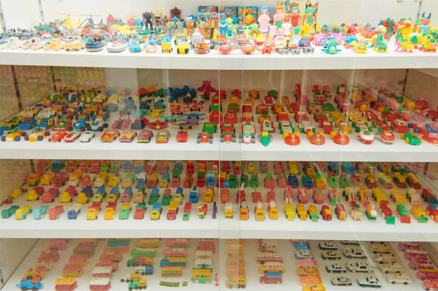 並んで手に入れたり、人づてに頼んだり……独自に収集した約12万点ものコレクションは圧巻!