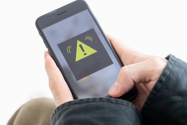 突然の警報に驚いてしまうが、まずは安全な場所を確保して移動したい