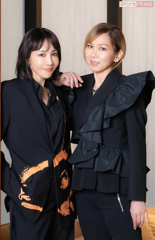 左から柚希礼音、湖月わたる　撮影／矢島泰輔