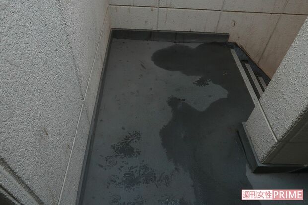 事件現場となったマンションの踊り場。血しぶきを洗浄したばかりの生々しい痕が残っていた