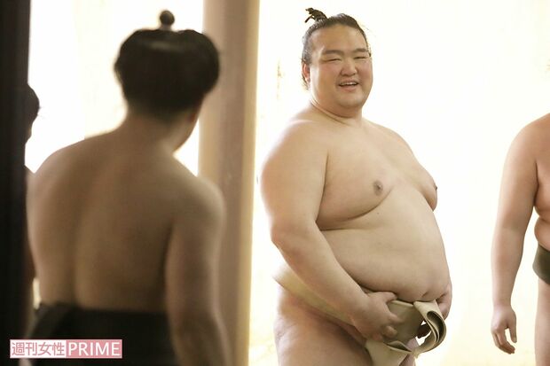 稀勢の里が稽古場で見せた笑顔（2017年3月）