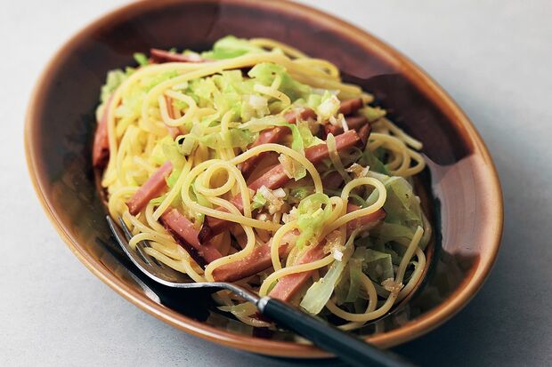 チャーシューとキャベツのねぎだれパスタ 写真/鈴木泰介