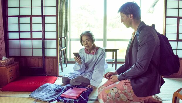 女ものの着物を身につけるカール。彼の姿に込められた、“現代におけるアイデンティティー”とは……？　(C)2019 OLGA FILM GMBH, ROLIZE GMBH & CO. KG