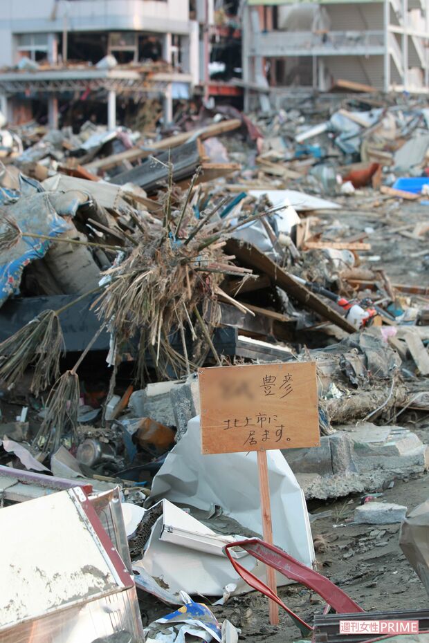 ここに自宅があったのだろうか、安否を知らせる看板（陸前高田市、2011年3月29日〜4月1日）