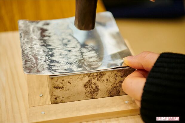 均等に金槌の跡をつけるのって、意外と難しい…。　撮影／山田智絵