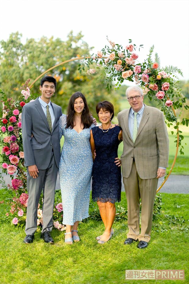 岡島さんファミリー。左から息子のケントさん、娘のクリスティさん、岡島さん、ご主人