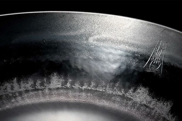 鉄を打ち出す職人さんの熟練の技も、おいしさの秘訣