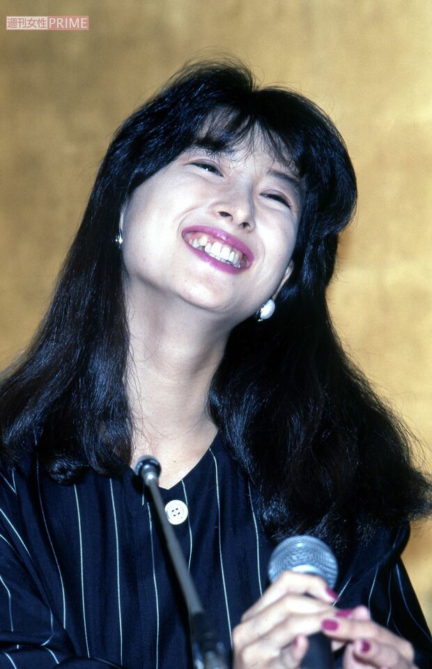 新曲発表会で笑顔を見せる河合奈保子