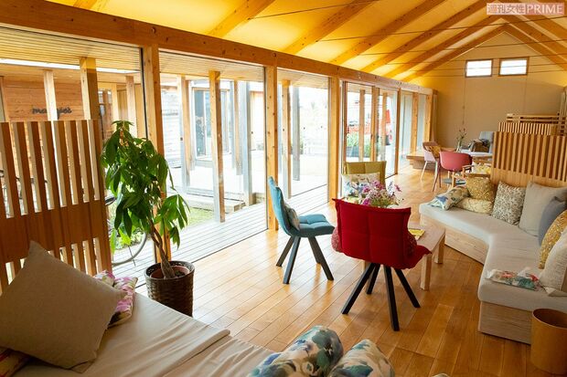 ドアを開け1歩入ると、木のぬくもりと開放感のある空間に癒される　撮影／伊藤和幸