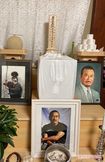 千葉県内の自宅の祭壇には遺骨や位牌のほか柳生十兵衛を演じた姿の絵もあった