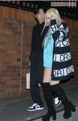 記者の直撃に困惑する加藤紗里と年下カレ