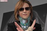 X JAPANのYOSHIKI。“首のコルセット”までアニメでは再現されていた