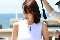 森七菜、フジ月9ドラマ『真夏のシンデレラ』ロケでホットパンツ姿で“腹チラ”大はしゃぎ! 王道の恋愛ドラ…