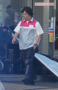 2025年7月上旬、神奈川県藤沢市内で撮影に臨む染谷将太。暑さで険しい表情に
